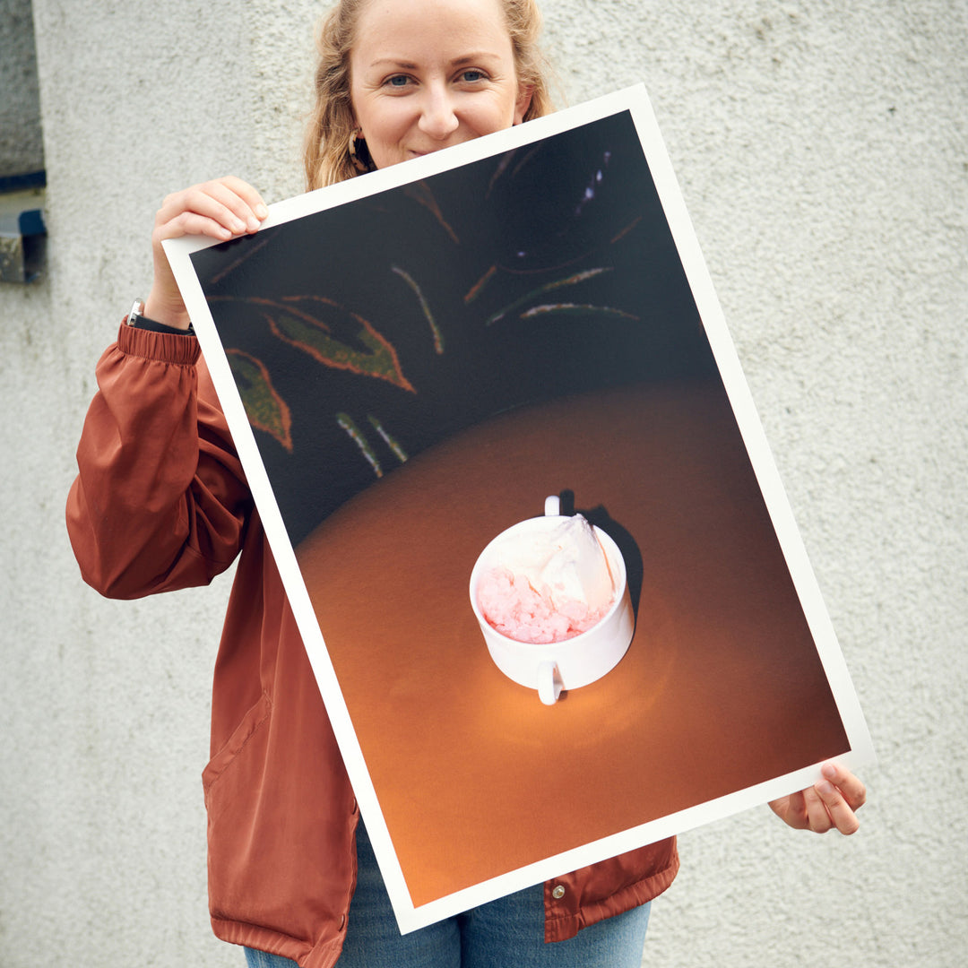 photographer Julia Isaac holding her poster for edition3000