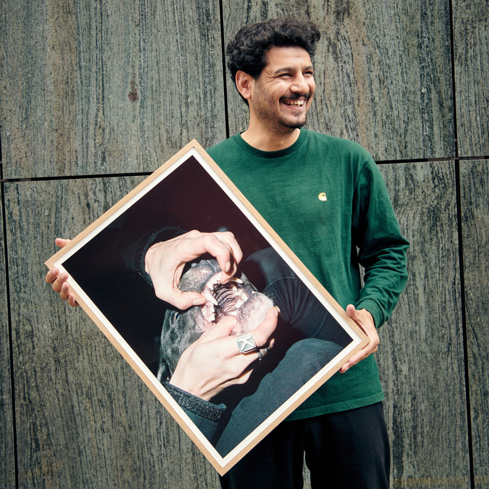 photographer Aso Mohammadi holding his poster for edition3000